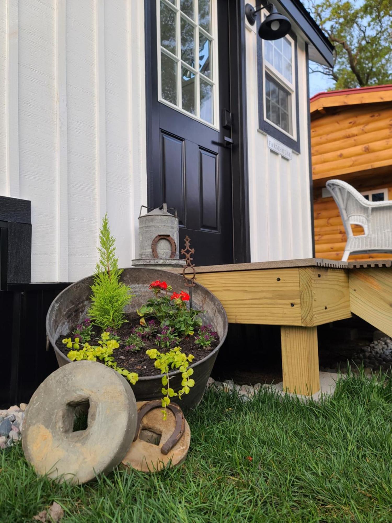Tiny Digs Lakeshore - Tiny House Lodging Маскигон Екстериор снимка